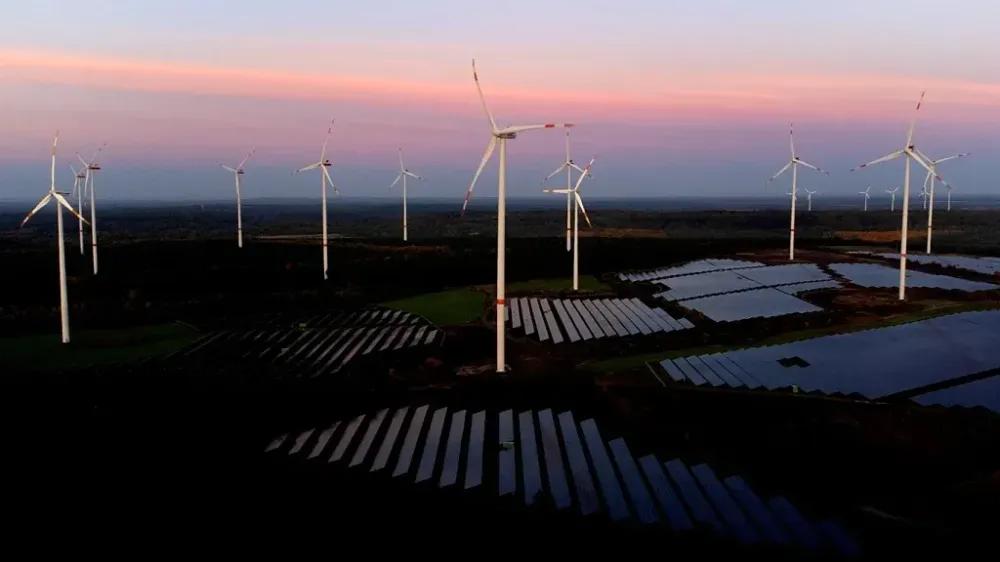 A nap- és szélenergia 25%-kal csökkentette az európai áramárakat 2023–25 között
